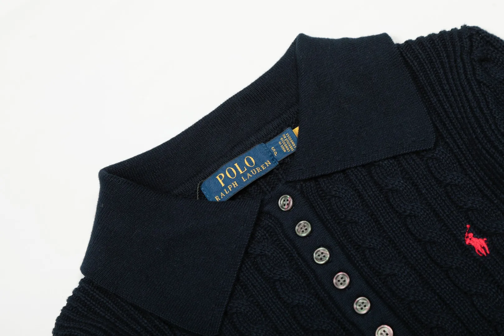P250 top quality" Style number: DS050# (not off the shelves all year round) [Ralph Lauren lapel twist solid color basic pony embroidery logo goddess sweater] ✅Ralph Lauren Ralph Lauren goddess slim fit POLO lapel twist knit open chest autumn and winter sweater ✅Main supplier platform live broadcast Wholesale entity Wholesale entity Replenish when out of stock Not off the shelf ✅ZP quality 1:1 version Scan the code to enter the GF website Counter quality ✅Details and quality are the only one in Guangzhou. Imported quality cotton yarn, focusing on high-end, cost-effective, good quality needless to say. ✅Restore the original version. The maximum size can be worn up to 150 pounds. Loose, comfortable and stress-free. ✅The upper body is simple and easy to put on. A must-have for goddess ootd. Good-looking clothes are never picky. A must-have in the goddess's wardrobe. Size: S-XL. Color: black, milky white, gray, navy blue, burgundy.